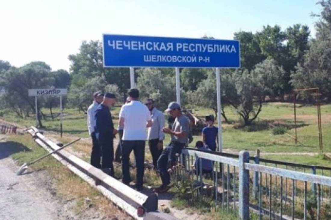 Residents of Daghestan demolish Chechen road sign at the border near Kizlyar