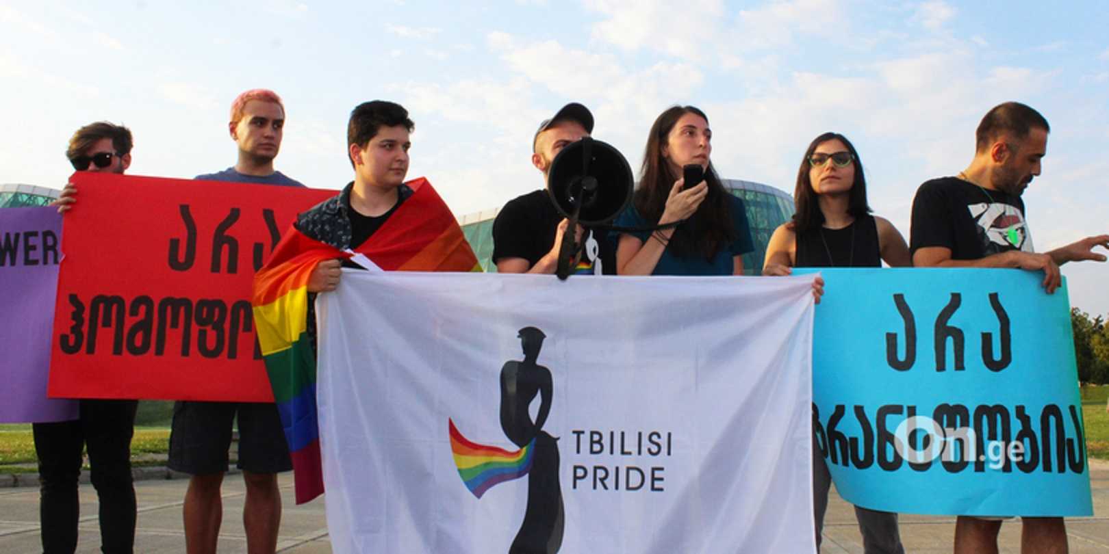 Ultraconservative and anti-Putin protesters face off as queer activists hold impromptu pride