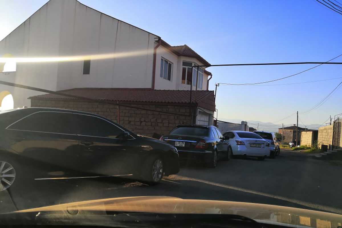 Cars parked outside the residence of Armenia's Chief of the General Staff of the Armed Forces, Artak Davtyan. Photo: Hraparak.