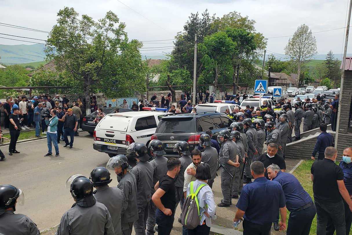 The scene outside the regional police office on 17 May in Dmanisi. Photo via TV4.