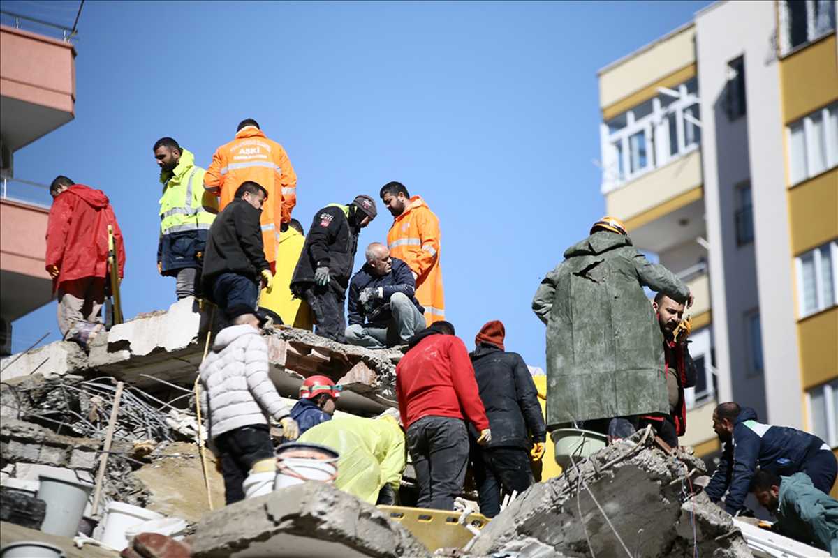 Search and rescue operations in the earthquake-stricken Turkish province of Adana. Image via Anadolu Agency.