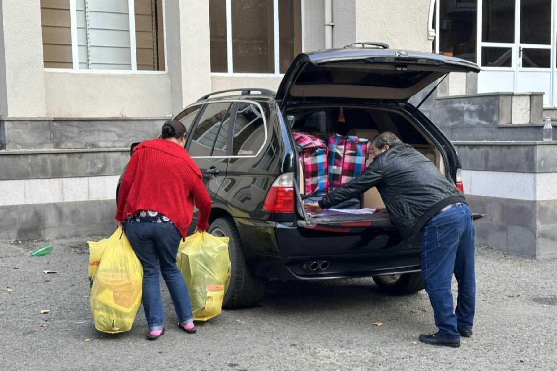 People packing their belongings into a car before leaving Stepanakert. Photo: Marut Vanyan