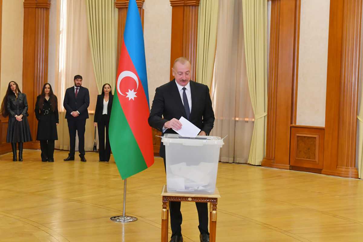 Ilham Aliyev casts his ballot in Stepanakert (Khankendi). Photo: Azertac.