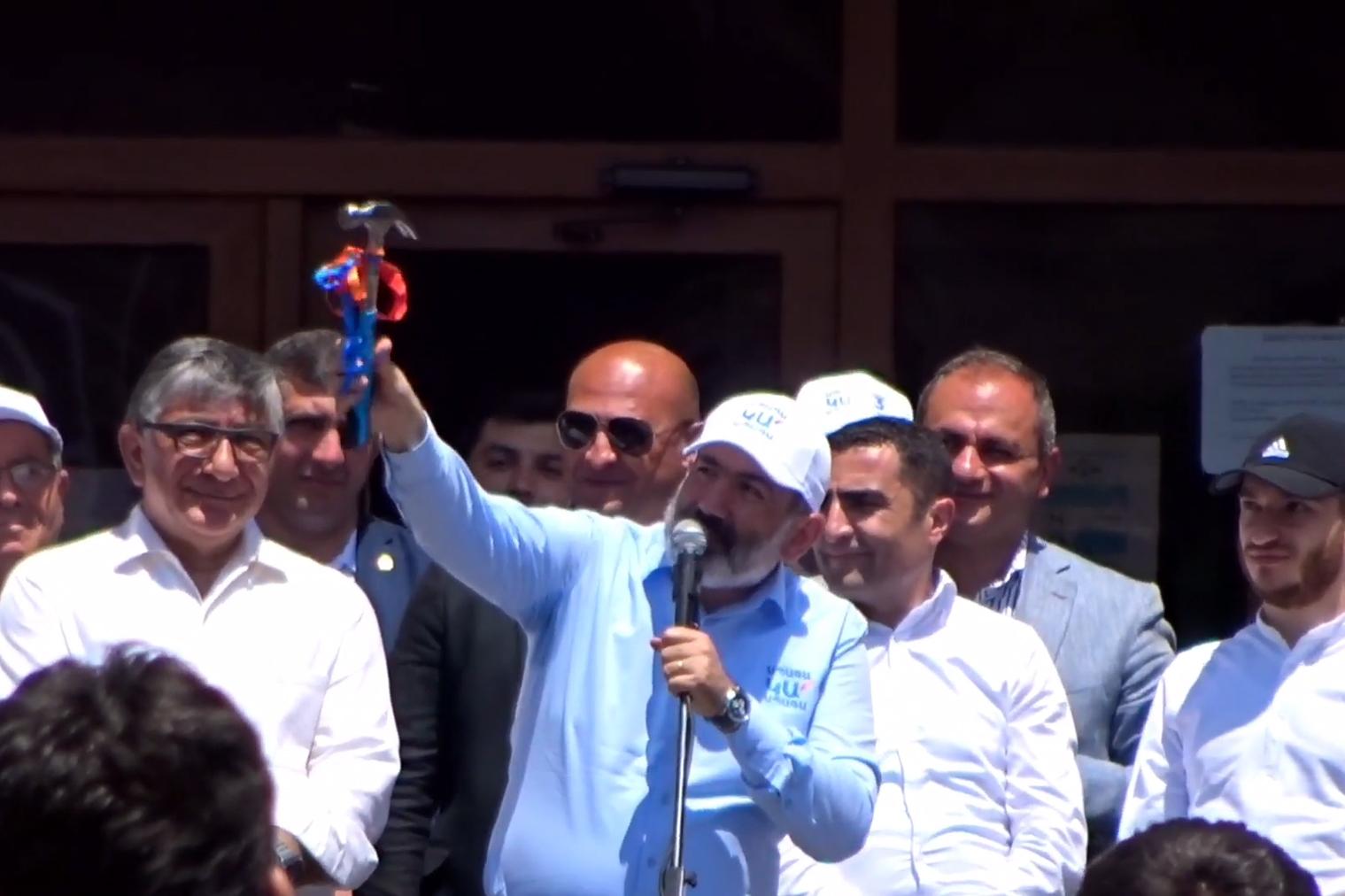 Nikol Pashinyan brandishes a hammer before the election. He said the hammer represented his 'steel mandate'. Video still. 