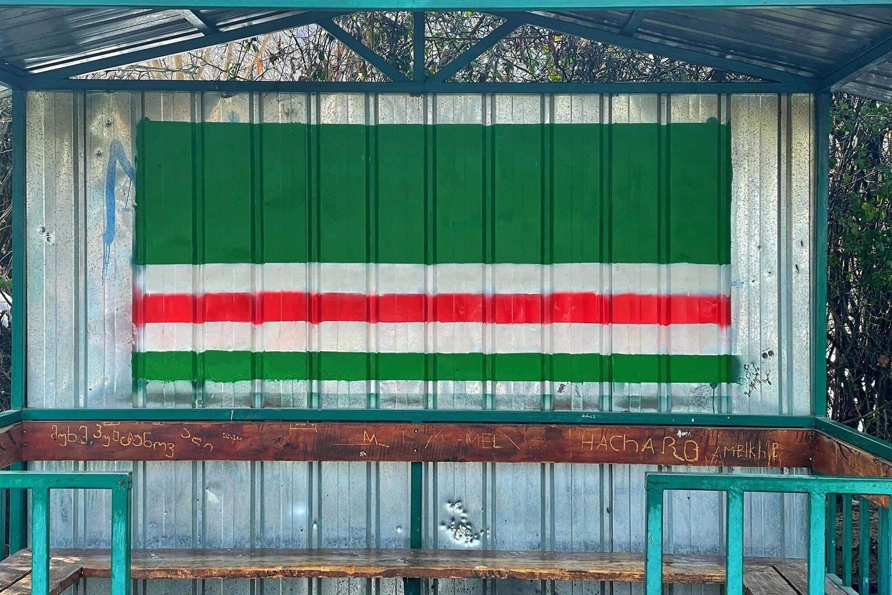 The flag of the Chechen Republic of Ichkeria spray-painted on a bus stop. Photo: Sulkhan Bordzikashvili.