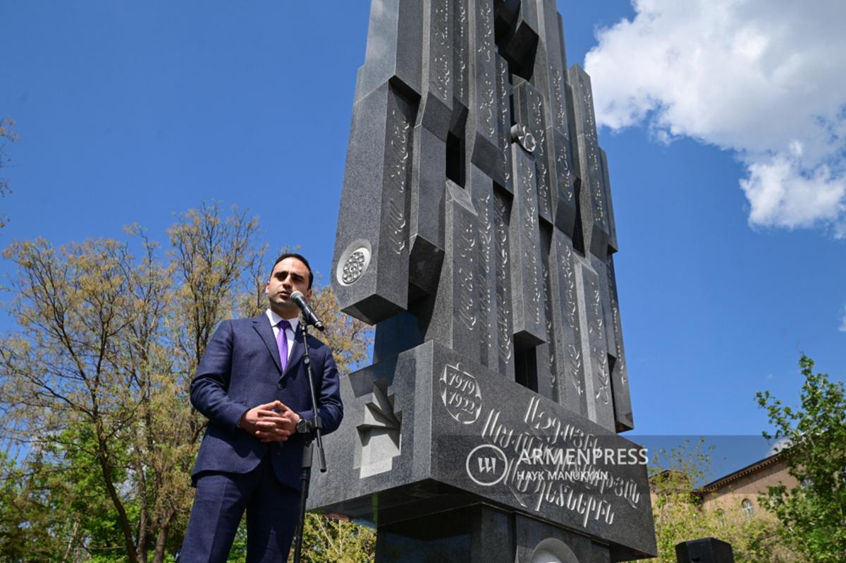 Yerevan’s Deputy Mayor Tigran Avinyan unveiling the Operation Nemesis statue. Via Armenpress.