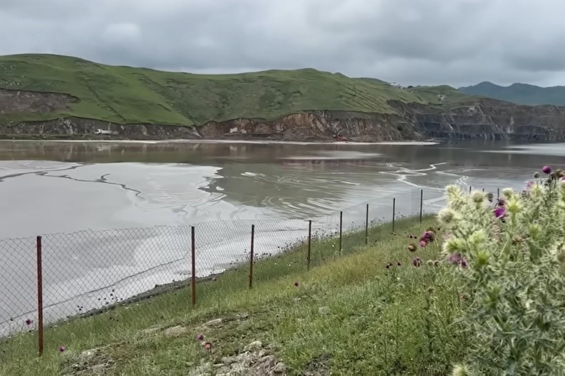 An artificial lake used to drain acid from a goldmine near Soyudlu. Image via MeydanTV