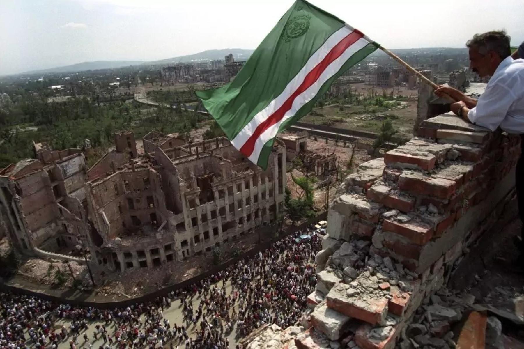 A man waving a separatist Chechen flag in Grozny, 1995. Archive photo, Sergei Shakhijanian